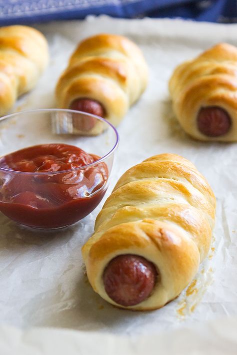 soft fluffy hot dog rolls 2 Homemade Hot Dogs, Hot Dog Rolls, Dog Bread, Orange Chicken Recipe, Baking Fun, Hot Dog Recipes, Bun Recipe, Sausage Rolls, Dog Recipes