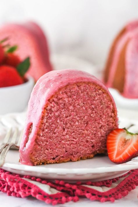 Your search for the perfect summertime dessert is over. This dense, moist strawberry pound cake is loaded fresh strawberry flavor and topped with a delicious strawberry icing. Time to start baking. Strawberry Bundt Cake, Life Love And Sugar, Strawberry Icing, Strawberry Pound Cake, Strawberry Cake Recipes, Pound Cake With Strawberries, Strawberry Flavor, Pound Cakes, Yummy Dessert