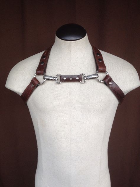 This harness can be worn along with your upscale look that will surely grab attention Chest Harness Men, Leather Harness Pattern, Body Harness Men, Mens Harness Fashion, Men Harness, Leather Harness Mens, Leg Harness, Chain Harness, Harness Fashion