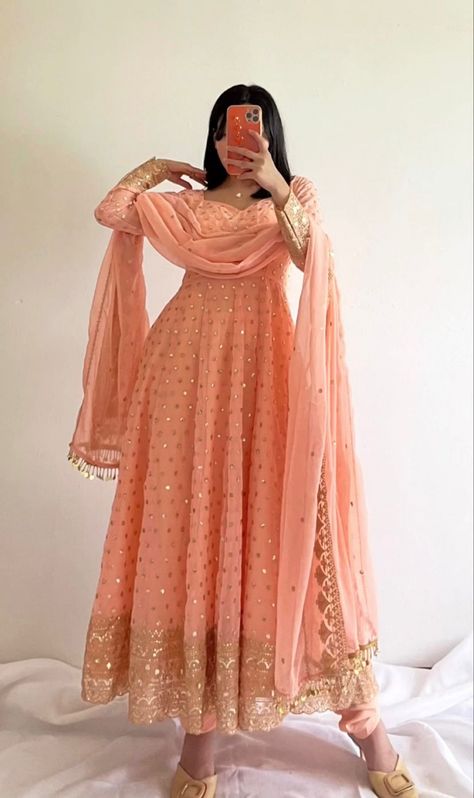 Peach color gown for wedding reception Peach Indian Outfit, Gowns Dresses Indian Party Wear, Green Gown Dress, Peach Color Dress, Simple Lehenga, Dress Patterns Diy, Simple Frocks, Bollywood Dress, Cotton Gowns