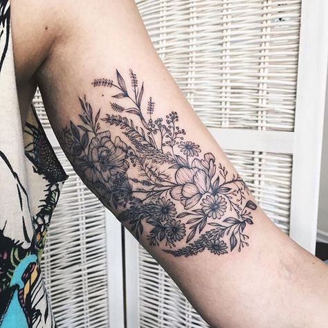 Mums Tattoo, Yg Tattoos, Joy Tattoo, Botanisches Tattoo, Tatuaje Cover Up, Plant Tattoos, Dahlia Tattoo, Botanical Tattoos, Nature Ideas