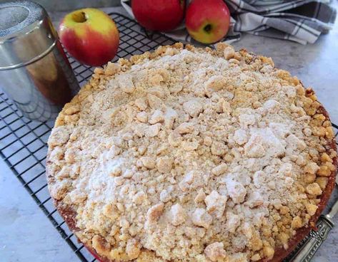 Fresh Apple Crumble Cake - Recipe Winners Creme Anglaise Recipe, Apple Poke Cake, Crumble Cake Recipe, Apple Crumble Cake, Butter Pastry, Easy Apple Cake, French Apple Cake, Almond Pastry, Frangipane Tart