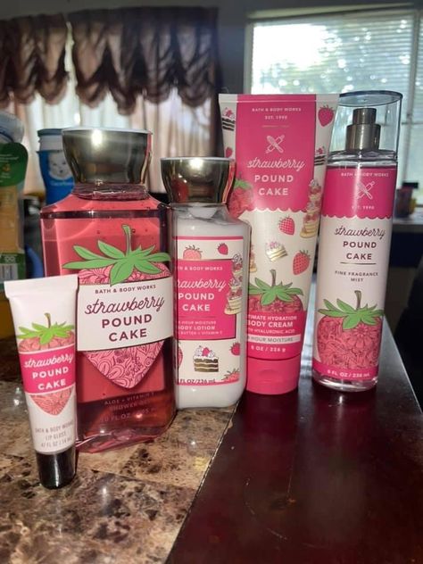 Strawberry Perfume, Body Care Product, Bath N Body Works, Pound Cake With Strawberries, Body Hygiene, Bath And Body Works Perfume, Shower Skin Care, Body Smells, Body Care Products