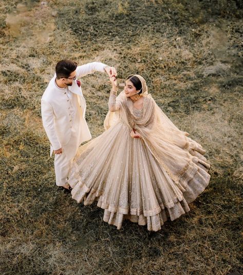 Pakistan Wedding Photography, Nikah Photoshoot Pakistan, Indian Wedding Photography Poses Couples Engagement, Family Photoshoot Wedding, Non Pda Couple Poses, Wedding Photography Pakistani, Desi Wedding Poses, Desi Wedding Photography, Bridal Photoshoot Poses Indian