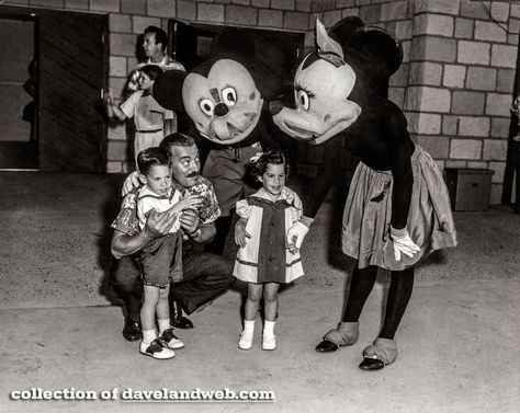 Davelandblog: Mickey & Minnie Mouse: Evolution of a Costume Disney Creepypasta, Disneyland Opening Day, Morbider Humor, Disneyland Costumes, Creepy Disney, Vintage Bizarre, Disneyland Vintage, Disney Characters Costumes, Cosplay Disney