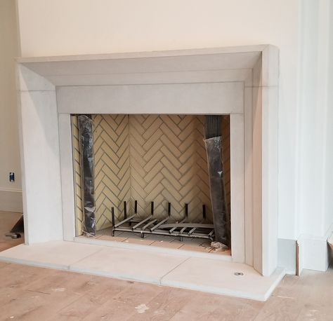 modern cast stone fireplace Cast Fireplace, Fireplace Limestone, Contemporary Fireplace Mantels, Limestone Fireplace Surround, Limestone Mantel, Design Camino, Cast Stone Fireplace, Stone Fireplace Mantel, Stone Fireplace Surround