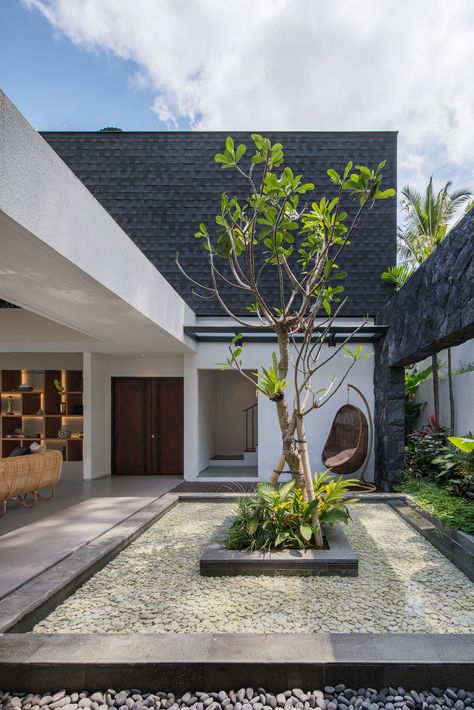 Bali Architecture Modern, Balinese Bungalow, Outdoor Ideas Backyard, House Front Garden, Front Garden Design Ideas, Ideas Backyard Patio, Balinese Architecture, Farm Villa, Bali Architecture