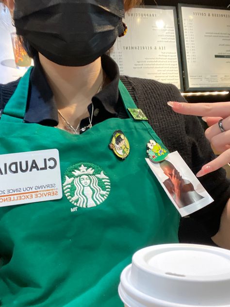 Cashier Job Aesthetic, Job Aesthetic Cafe, Starbucks Employee Aesthetic, Starbucks Job Aesthetic, Starbucks Worker Aesthetic, Cafe Job Aesthetic, Waitress Outfits Casual, Starbucks Barista Aesthetic, Cafe Worker Aesthetic