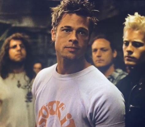 Brad Pitt 90s Aesthetic, Brad Pitt Icon, Brad Pitt 90s Wallpaper, Young Brad Pitt, Tyler Durden Haircut, Brad Pitt 90s, Young Brad Pitt Aesthetic, Brad Pitt Short Hair, Bradpitt Fightclub Hair