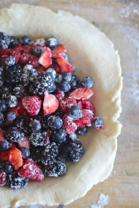 I must make this all from scratch!!!!!!!   Yummmm nom nom nom. Razzleberry Pie Recipe, Mixed Berry Pie Recipe, Blueberry Rhubarb Pie, Berry Pie Recipe, Fruit Pie Recipe, Blueberry Rhubarb, Mixed Berry Pie, Berry Crumble, Pie Crumble