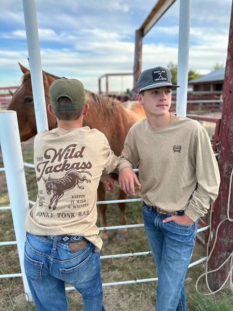 Cinch Cattle Company Graphic Tee – Horse Creek Boutique Country Brands, Rodeo Outfits Men, Honky Tonk Bar, Country Guy Outfits, Country Outfits For Men, Western Outfits For Men, Country Boy Outfits, Country Couple Pictures, Cute Country Couples