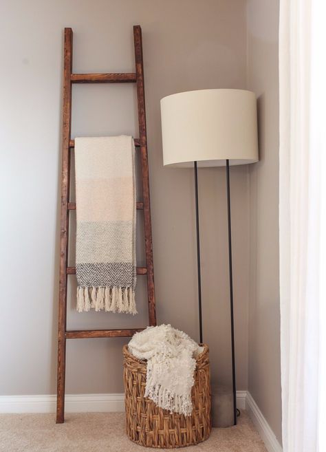 Leaning Blanket Ladder, Blanket Storage Living Room, Living Room Corner Decor, Blanket Ladder Decor, Living Room Blanket, Magnolia Collection, Diy Blanket Ladder, Style Salon, Bedroom Corner