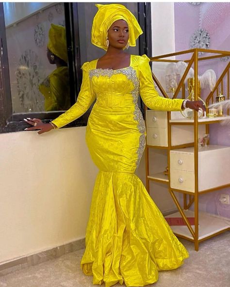 Chic En Bazin et Wax🇬🇳🇨🇮🇸🇳🇧🇯🇲🇱’s Instagram post: “Modèle tabaski 2021 🥳😻” Gold African Dress, Bazin Styles, Eid Outfit Ideas, Kente Dress, African Prom Dresses, African Styles, African Dresses For Kids, Lace Gown Styles, African Inspired Clothing