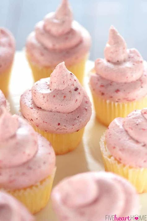 Strawberry Cream Cheese Frosting is thick, silky, and bursting with strawberry flavor thanks to a special ingredient...crushed, freeze-dried strawberries! Baptism Brunch, Decorating Desserts, Cream Cheese Frosting Easy, Strawberry Cream Cheese Frosting, Easy Sweets, Keto Bagels, Icing Cake, Spiderman Theme, Strawberry Frosting