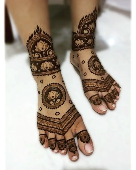 Bridal Mehendi Legs Designs, Mehandi Designs Legs Simple, Leg Mehendi Design Bridal, Kanku Pagla Mehndi For Leg, Leg Mehendi Design Unique, Bridal Leg Mehendi Designs, Simple Bridal Mehndi Designs, Feet Henna Design, Simple Bridal Mehndi