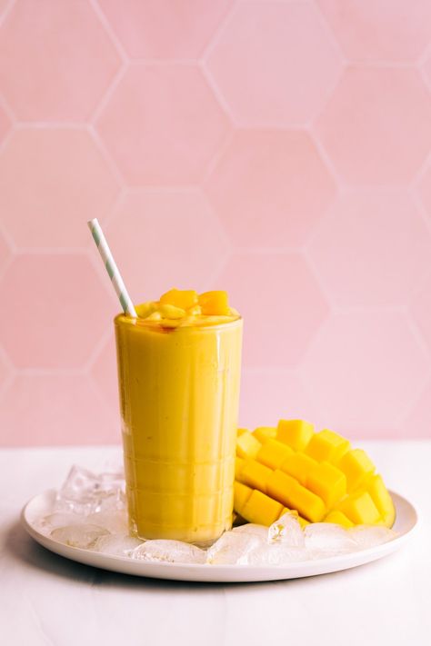 Mango Shake Photography, Mango Photography, Mango Shake, Mango Smoothie Recipes, Lassi Recipes, Mango Drinks, Blender Smoothie, Mango Pulp, Yogurt Drinks