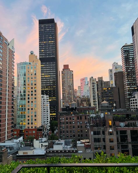 NYC New York City rooftop sunset midtown Manhattan at pod 51 hotel New York City Rooftop, Rooftop Penthouse, New York Rooftop, City Rooftop, Nyc Rooftop, Sunset City, Midtown Manhattan, Style 2023, Town House