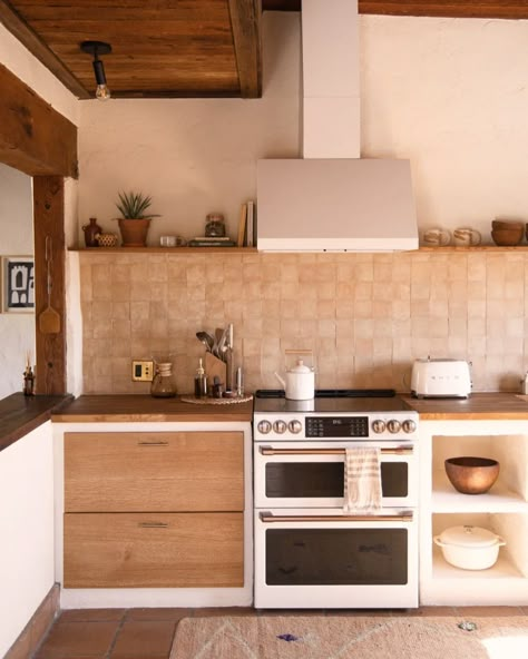 The Timeless Charm of Terracotta Kitchen Floors – Exquisite Surfaces Terracotta Kitchen Floor, Terracotta Kitchen, Joshua Tree House, Zia Tile, Zellige Tile, Boho Interior, Design Kitchen, Kitchen Tiles, Terra Cotta