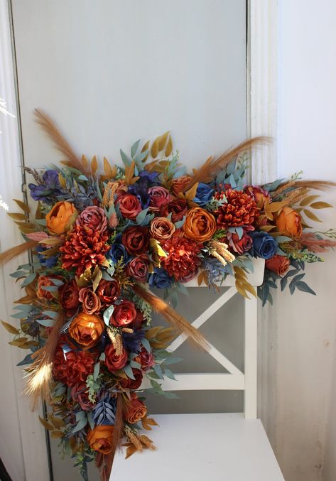 Rust Navy Wedding, Wedding Bouquet Cascading, Navy Wedding Bouquet, Bouquet Fall Wedding, Fall Wedding Bouquet, Fall Wedding Color Schemes, Rusting Wedding, Western Themed Wedding, Cascading Bouquet