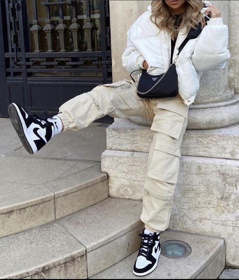 Street wear, fashion, Air Jordans, black and white, outfit inspo, trendy Black And White Jordans Outfit, White Jordans Outfit, Outfits With Jordan 1s, Nike Rosa, Jordan Outfits Womens, White Jordan 1, Black And White Jordans, Air Jordan Outfit, Outfit Black And White