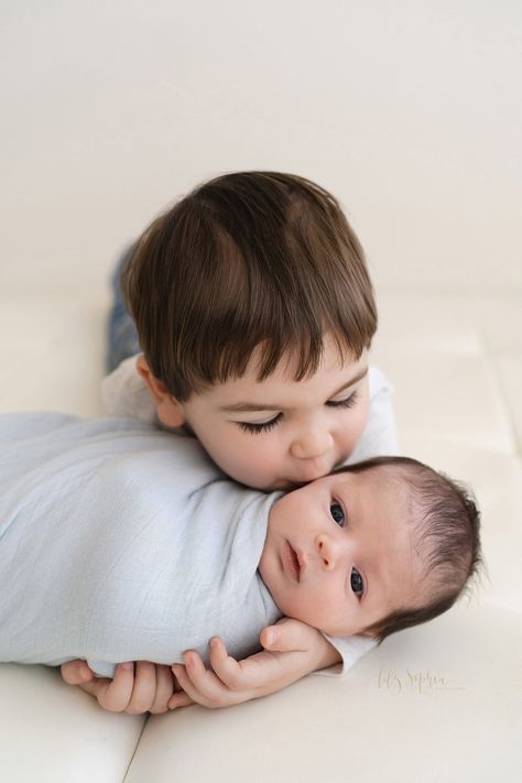 Newborn Sibling Pictures, Big Brother Pictures, Brother Pictures, Diy Newborn Photography, Natural Newborn Photography, Newborn Photography Boy, Natural Light Studio, Baby Photoshoot Boy, Natural Newborn