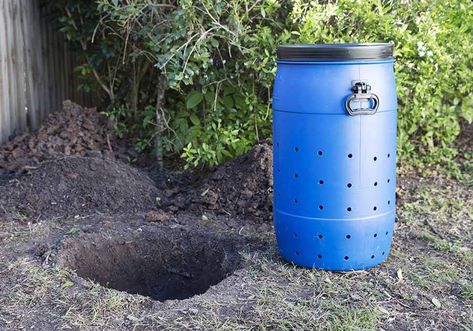 Compost Diy, Diy Dog Run, Dog Potty Area, Dog Friendly Backyard, Dog Backyard, Compost Bin Diy, Dog Poo, Diy Dog Kennel, Dog Yard