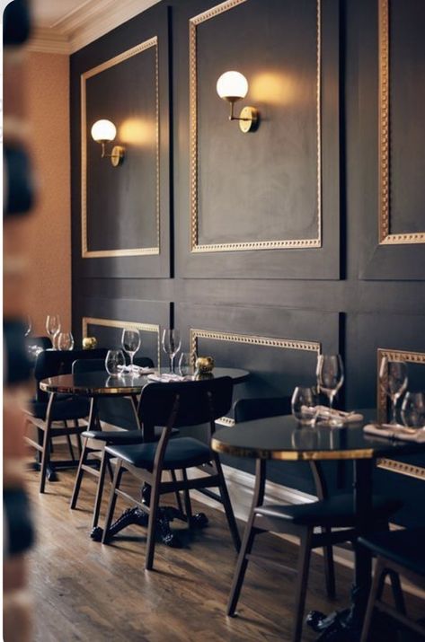 Accent Wall In Restaurant, Dark Bars Interiors, Wall Decoration Restaurant, Copper Restaurant Design, Dark Bar Design, Restaurant Wall Ideas, Dark Blue Restaurant, Resto Bar Design Ideas, Dark Restaurant Interior