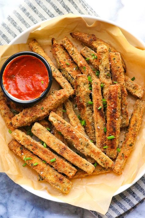 Crispy Baked Eggplant, Baked Eggplant Fries, Marinara Dipping Sauce, Best Eggplant Recipe, Zucchini Pommes, Easy Healthy Side Dishes, Eggplant Fries, Healthy Eggplant, Recipe Developer