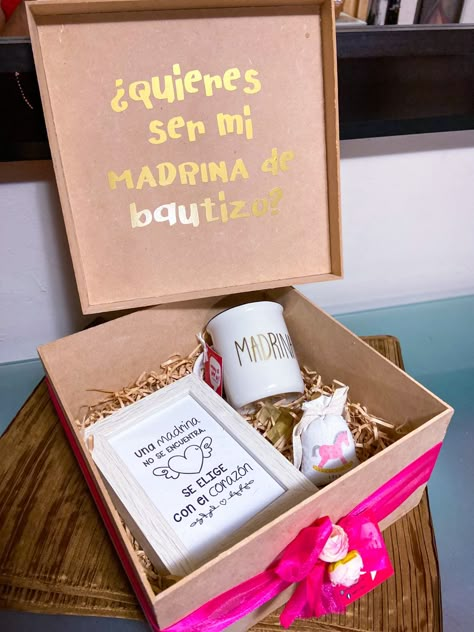 Caja para madrina de bautizo, incluye textos personalizados, portarretrato con frase emotiva, taza personalizada, costalito aromatizante y decoración exterior. Bautizo Proposal Ideas, Ideas Para Pedir Que Sean Padrinos, Madrina Proposal Ideas, Godparent Request Ideas, Diy Pregnancy Announcement, Godparent Request, Picnic Party Decorations, God Baby, Face Chart