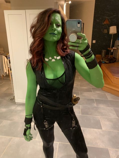 Mirror selfie of young woman painted green in a DIY Gamora costume Star Lord And Gamora Costumes, Diy Gamora Costume For Women, Gamora And Starlord Costume, Gamora And Peter Costume, Guardian Of The Galaxy Costume, Gamora Costume Diy, Gamora Halloween Costume, Marvel Halloween Costumes Women, Marvel Costumes For Women