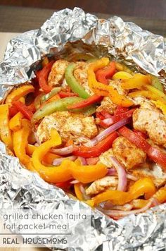 This easy Chicken Fajita Foil Packet Meal is perfect for grilling out on a busy weeknight. Almost no clean-up required! Vegan Grill, Tin Foil Dinners, Chicken Foil Packets, Foil Pack Dinners, Foil Packet Dinners, Foil Pack Meals, Foil Dinners, Backpacking Meals, Foil Packet Meals