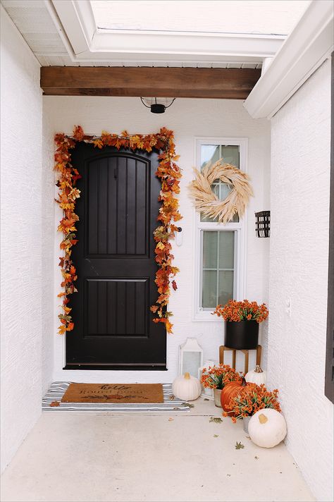 Small Porch Fall Decorating Ideas, Small Fall Porch, Porch Fall Decorating Ideas, Porch Fall Decor, Small Porch Decorating, Doorway Decor, Fall Front Porch Decor, Fall Front Door, Fall Decor Ideas