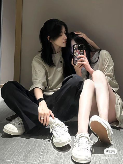 Wlw Cute, Masc Girl, Want A Girlfriend, Lesbian Fashion, Gift Basket Ideas For Couples, Couple Poses Reference, Girlfriend Goals, Couples Vibe, Cute Couple Poses