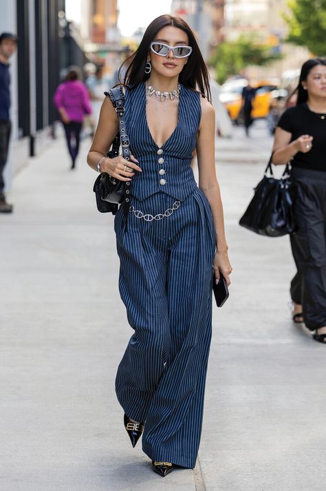 Put Some Prep in Your Step With a Pinstripe Suit Fest Outfits, London Fashion Week Street Style, Mode Kimono, Elegante Casual, Pinstripe Suit, Looks Street Style, Mode Inspo, Fashion Week Street Style, Gigi Hadid