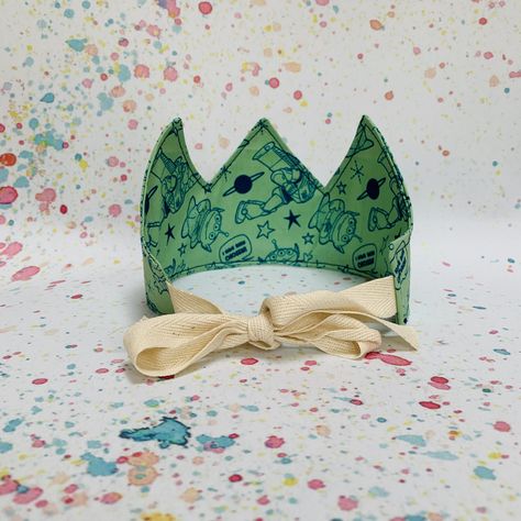 How To Make A Fabric Crown - Crafty Sewing Sew Felt Birthday Crown Diy, Kids Sewing Projects, Diy Birthday Crown, Baby Birthday Crown, Make A Crown, Crown Template, Selling Crafts, Fabric Crown, Felt Crown