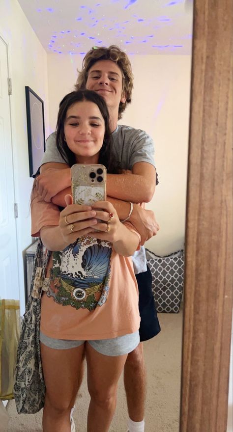 Cute Couple Pics At Home, Cute Photos To Recreate With Boyfriend, Cute Couple Pics Mirror Bathroom, Relationship Mirror Picture Ideas, Couple Mirror Selfie Ideas Poses, Cute Couple Picture Ideas Selfie, Boyfriend Mirror Pictures, Mirror Pics With Bf, Bf Mirror Pics