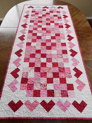 Calicos In Bloom: Valentine's Day Table Runner & Hotpads Valentines Runner, Valentine Table Runner, Table Topper Patterns, Heart Quilt Pattern, Holiday Table Runner, Quilted Table Runners Patterns, Amish Quilts, Quilted Table Toppers, Dresden Plate