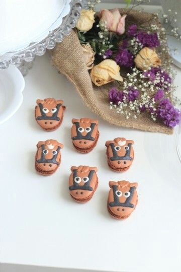 Horse Macarons Horse Macarons, Horse Desserts, Decorated Macarons, Pretty Macarons, Macaron Art, Macaron Template, 1st Rodeo, Macaron Filling, Horses Theme