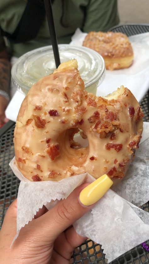 Maple bacon donut Maple Bacon Doughnuts Recipes, Maple Syrup Donut, Maple Bar Donut, Cider Donuts Aesthetic, Maple Bacon Donut, Maple Donuts, Bacon Donut, Autumn Treats, Fatty Foods