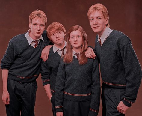 #harrypotter #weasleyfamily Rom Weasley, Fred And Hermione, Harry Potter Ron And Hermione, Weasley Family, Harry Potte, Phelps Twins, Harry Potter Icons, Fred And George Weasley, Harry Potter Images