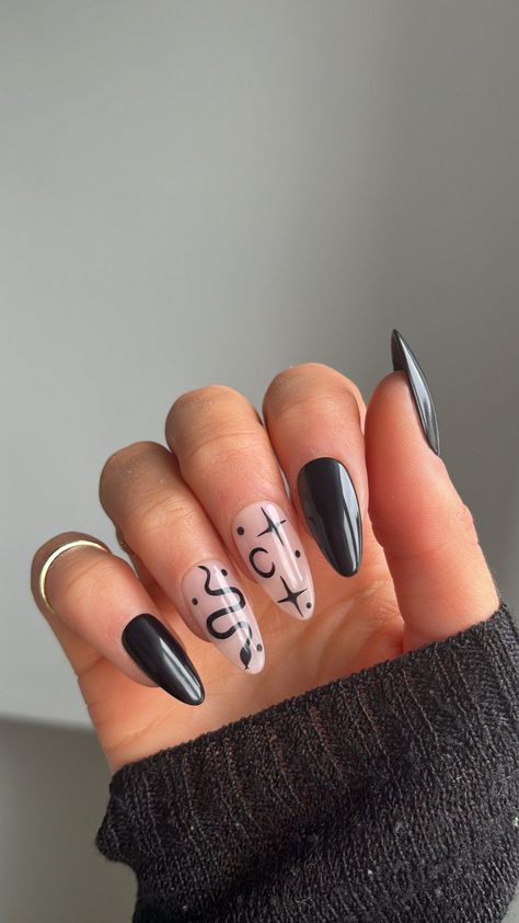 53 Simple Manicures Inspo For Winter 2023 To Make a Statement Winter Spirit Soph Floyd Nails, Fall And Halloween Nails, Bookish Nails, Reputation Nails, Nails Celestial, Halloween Nails Black, Snake Nails, Long Fake Nails, Black Almond Nails