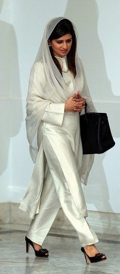 Politicians not only run our country, also have wardrobes that equal their prowess. Their style is bold, yet never over-the-top. They woo us with their personalities as much as with their words. Ch… Hina Rabbani Khar, Indian Designer Suits, Salwar Kamiz, Kurti Designs Party Wear, Kurta Designs Women, Indian Suits, Indian Designer Outfits, Indian Attire, Times Of India