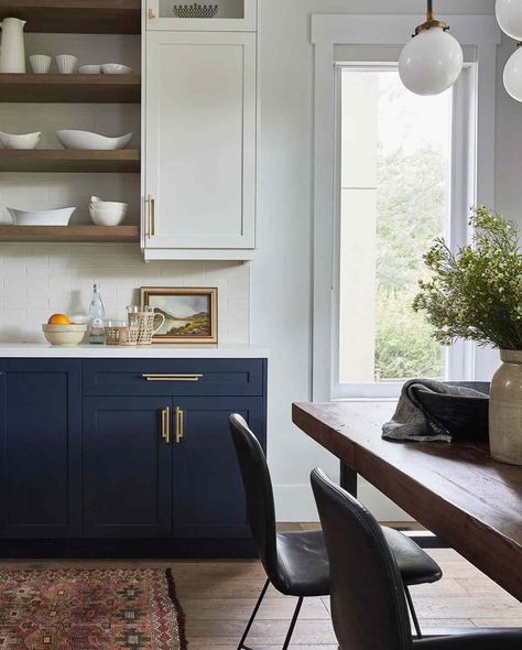 Kitchen Hardware Trends, Navy Kitchen Cabinets, Blue Shaker Cabinets, Blue Kitchen Designs, Redo Kitchen Cabinets, Navy Kitchen, High Cabinet, White Backsplash, Cabinet Kitchen