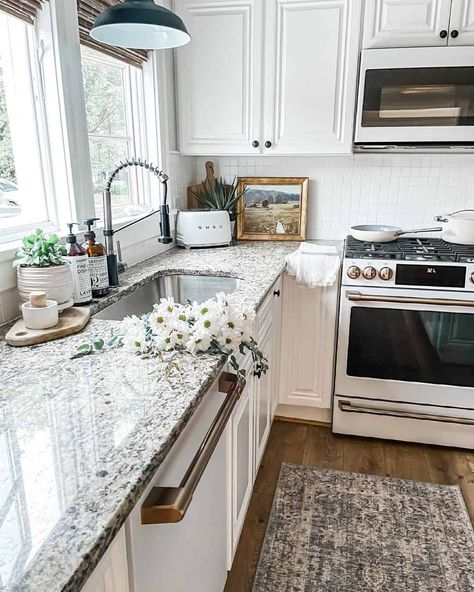 Kitchen Backsplash With White Cabinets And Speckled Countertops, White Cabinets Black And White Granite, Black White Granite Countertops, White Cabinet Granite Countertop, Kitchen With Black And White Countertops, Black And White Granite Kitchen, White Square Tile Backsplash, Gray Granite Countertops Kitchen, Square Tile Backsplash Kitchen