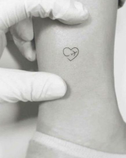 Travel Tattoo Heart 64+ Ideas #travel #tattoo Paris Tattoo, Tattoo Diy, Airplane Tattoos, Bff Tattoos, Friendship Tattoos, Cute Tiny Tattoos, Small Hand Tattoos, Discreet Tattoos, Best Friend Tattoos