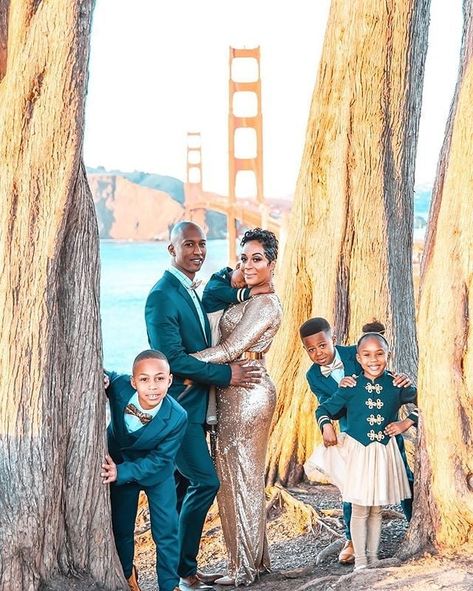 Family Photos, Beautiful Christmas Photoshoot Family Outfit Green, Christmas Photoshoot Family Outfit, Holiday Photos Outfits, Christmas Family Photoshoot, Energy Tips, Family Photoshoot Outfits, Family Christmas Pictures, Family Pic, Black Family