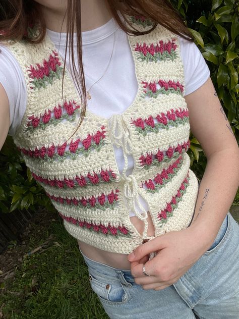 Crochet Flower Vest, Crochet Vest Outfit, Crochet Fits, Crocheted Sweaters, Flower Vest, Crochet Waistcoat, Vest Pattern Free, Knit Ideas, Sweater Vests