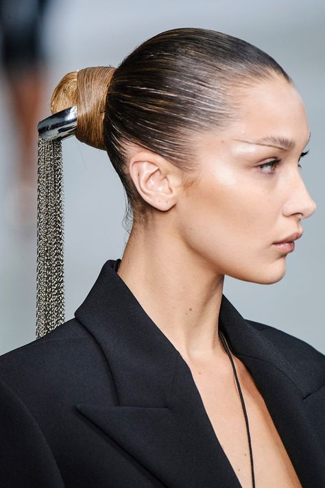 Mugler Hairstyle, Fashion Show Hairstyles, Hairstyles Runway, Show Hairstyles, Julie Christie, Runway Hair, Hair Accessories Vintage, Fashion Week Spring 2020, Editorial Hair