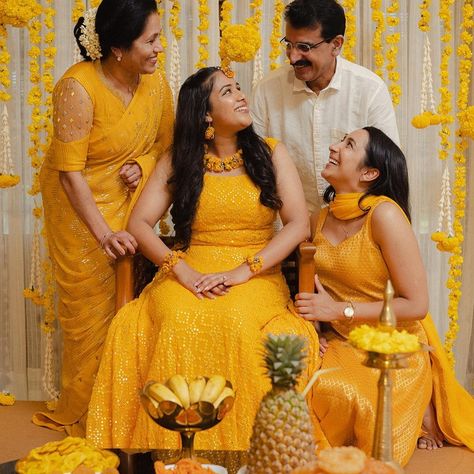 Haldi Photoshoot With Sister, Haldi Family Photo, Haldi Couple Poses, Haldi Portrait, Haldi Pic, Haldi Photography Ideas, Mehndi Poses, Haldi Look For Bride, Haldi Pose