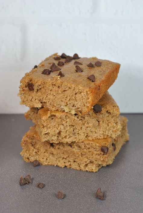 Banana Bread Protein Bars via @preventionrd Protein Bars With Banana, Kind Breakfast Protein Bars Recipe, High Protein Banana Oat Bars, Protein Banana Brownies, Banana Protein Bars, All Natural Protein Bars, Homemade Protein Bars, Banana Protein, Healthy Bars